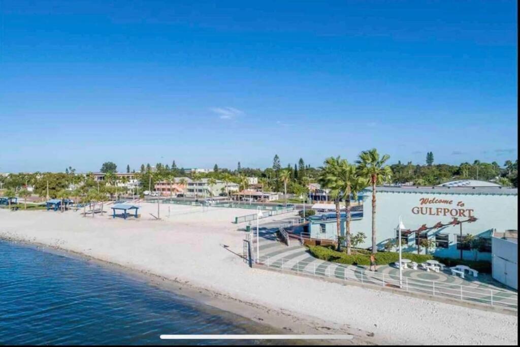 In The Center Of Gulfport, Min Away From The Beach! Sint-Petersburg Buitenkant foto